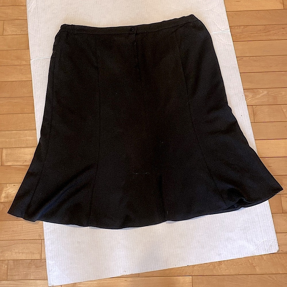CLASSIC Black Women's Skirt w pleats at the bottom partial elastic waist Size 16